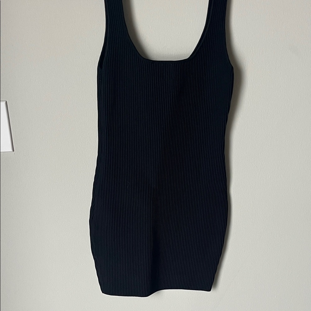 Elegant Black Sleeveless Dress - Picture 4 of 5